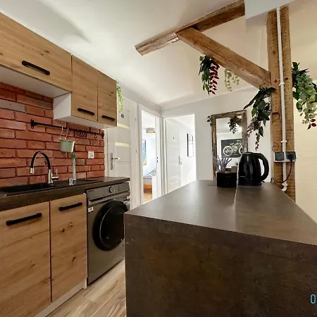 Rene -10 Minutes To Old Town & Sea *