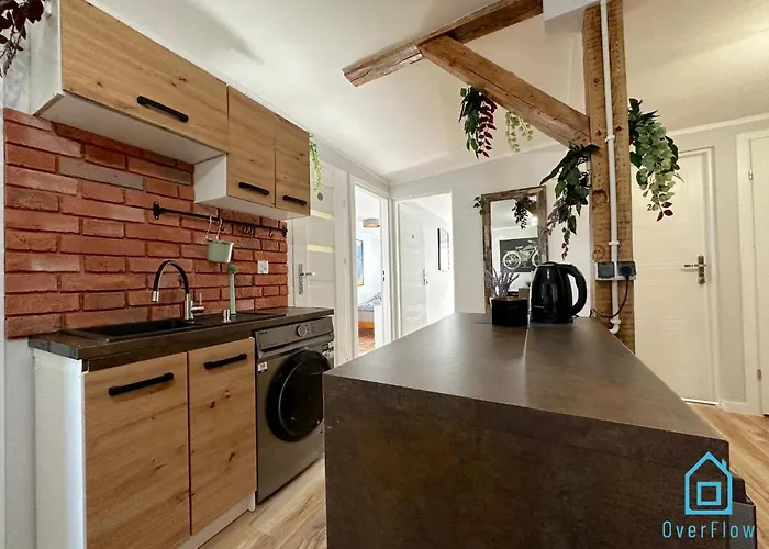 Rene -10 Minutes To Old Town & Sea *