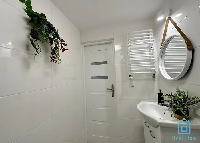 Rene -10 Minutes To Old Town & Sea *